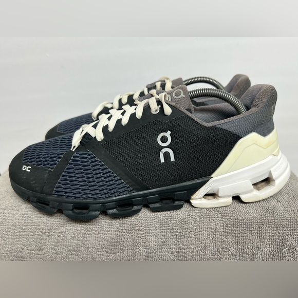 On Cloud Cloudflyer 4 Men’s Size 10.5 Black White Gray Athletic Running Shoes - Picture 1 of 12